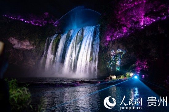 光影中的黃果樹(shù)大瀑布。人民網(wǎng) 陽(yáng)茜攝