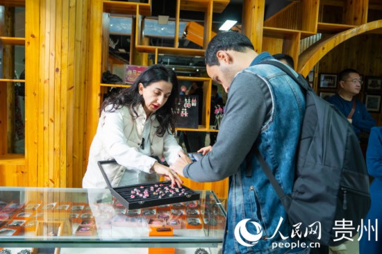 歐亞國(guó)家記者拍攝記錄黔東南州施洞鎮(zhèn)民族手工藝品。人民網(wǎng) 陽(yáng)茜攝