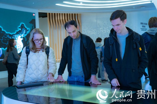 在國(guó)家大數(shù)據(jù)（貴州）綜合試驗(yàn)區(qū)交流體驗(yàn)中心，歐亞國(guó)家記者體驗(yàn)貴州大數(shù)據(jù)應(yīng)用場(chǎng)景。人民網(wǎng) 陽(yáng)茜攝