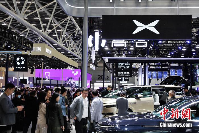 11月17日，廣州車(chē)展展館人流如織。中新財(cái)經(jīng)記者 葛成 攝