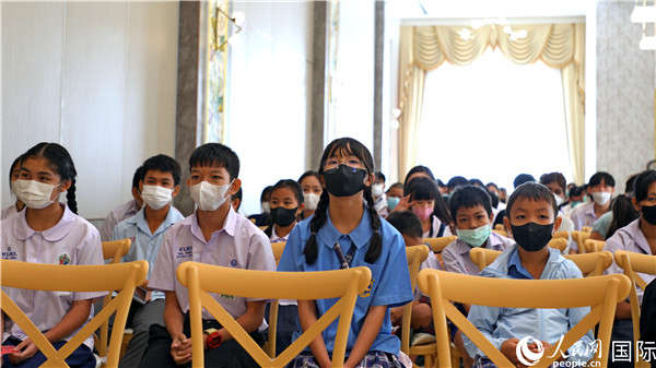 圖為獎(jiǎng)助學(xué)金頒發(fā)現(xiàn)場(chǎng)。人民網(wǎng)記者 白元琪攝