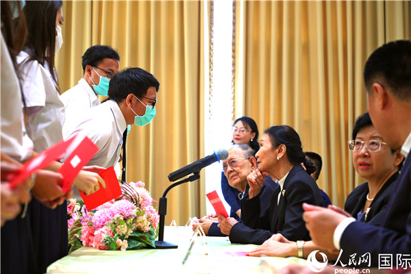 圖為獎(jiǎng)助學(xué)金頒發(fā)現(xiàn)場(chǎng)。人民網(wǎng)記者 白元琪攝