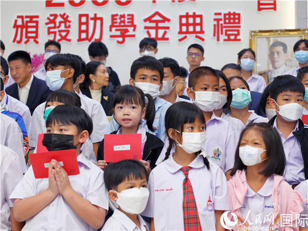 圖為出席嘉賓和現(xiàn)場(chǎng)獲獎(jiǎng)學(xué)生合影留念。人民網(wǎng)記者 白元琪攝