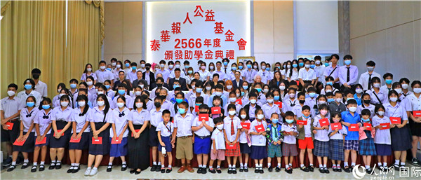 圖為出席嘉賓和現(xiàn)場(chǎng)獲獎(jiǎng)學(xué)生合影留念。人民網(wǎng)記者 白元琪攝