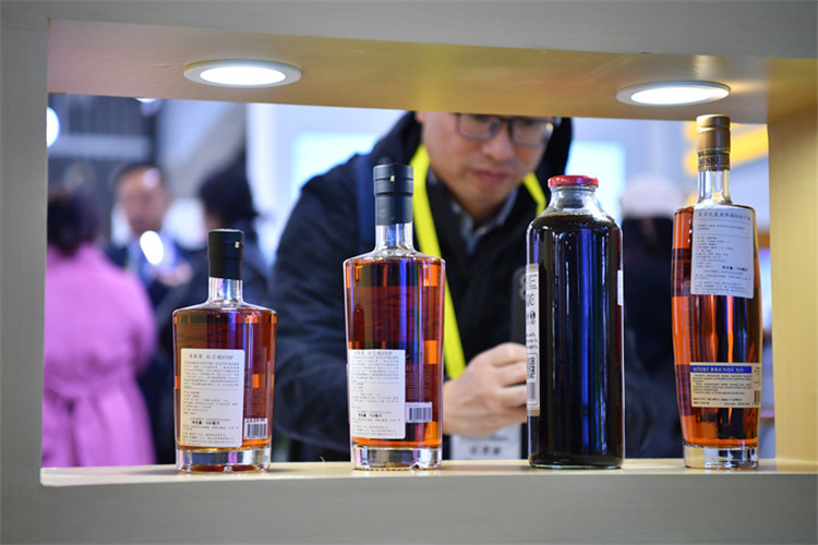 11月16日，觀眾在第七屆絲博會上參觀阿塞拜疆展位上的酒水產(chǎn)品。新華社記者 邵瑞 攝