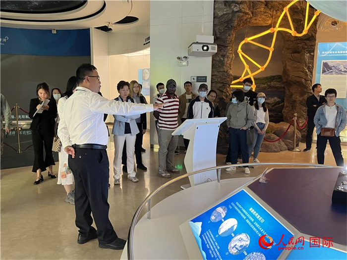 中外記者在深圳大鵬半島國(guó)家地質(zhì)公園博物館參觀。人民網(wǎng)記者 陳思攝