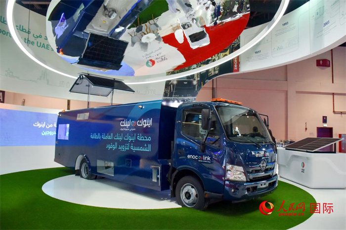 阿聯(lián)酋國(guó)家石油公司發(fā)布的電動(dòng)運(yùn)油卡車(chē)。該卡車(chē)用光伏板和電池驅(qū)動(dòng)，但主要目的是輸送汽油。   人民網(wǎng) 塔里克·易卜拉欣攝