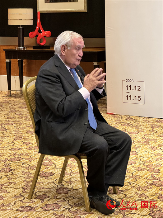 法國前總理、法國展望與創(chuàng)新基金會主席讓-皮埃爾·拉法蘭接受人民網(wǎng)的采訪。（人民網(wǎng) 謝瑩攝）