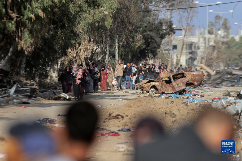 11月18日，在加沙地帶南部地區(qū)，巴勒斯坦人向南遷移。