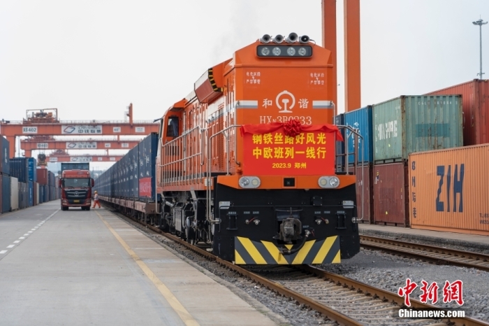 資料圖：河南鄭州，一列滿載貨物的中歐班列(鄭州)從中國(guó)鐵路鄭州局集團(tuán)有限公司圃田車站駛出，開往德國(guó)漢堡。<a target='_blank' href='/'><p  align=