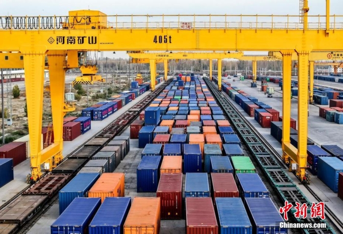 資料圖：霍爾果斯鐵路口岸有序排列的集裝箱。(無(wú)人機(jī)照片)<a target='_blank' href='/' ><p  align=