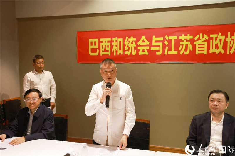 巴西和統(tǒng)會會長王俊曉（中）在座談會上致辭。人民網(wǎng)記者 陳海琪攝