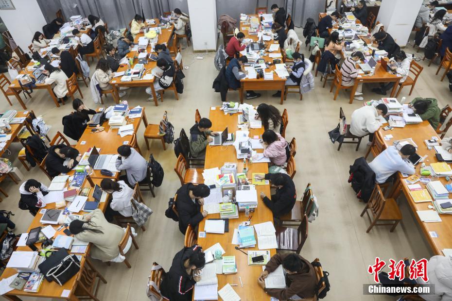 資料圖：眾多考研學(xué)生在南昌大學(xué)圖書館的自習(xí)室內(nèi)復(fù)習(xí)備考。 劉力鑫 攝
