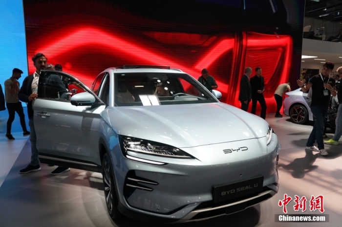 2023年德國(guó)國(guó)際汽車及智慧出行博覽會(huì)(IAA mobility)(亦簡(jiǎn)稱慕尼黑國(guó)際車展)將于9月5日正式開幕。在9月4日舉行的媒體日，記者看到諸品牌紛紛攜“拳頭”產(chǎn)品亮相。圖為當(dāng)日比亞迪SEAL U在歐洲首秀。<a target='_blank' href='/'><p  align=