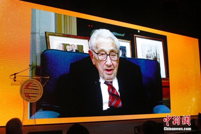 資料圖為當?shù)貢r間2023年1月18日晚，美國中國總商會(CGCC)在紐約舉行2023年中國農(nóng)歷新年晚宴。圖為美國前國務卿亨利·基辛格以視頻方式致辭。<a target='_blank' href='/'><p  align=