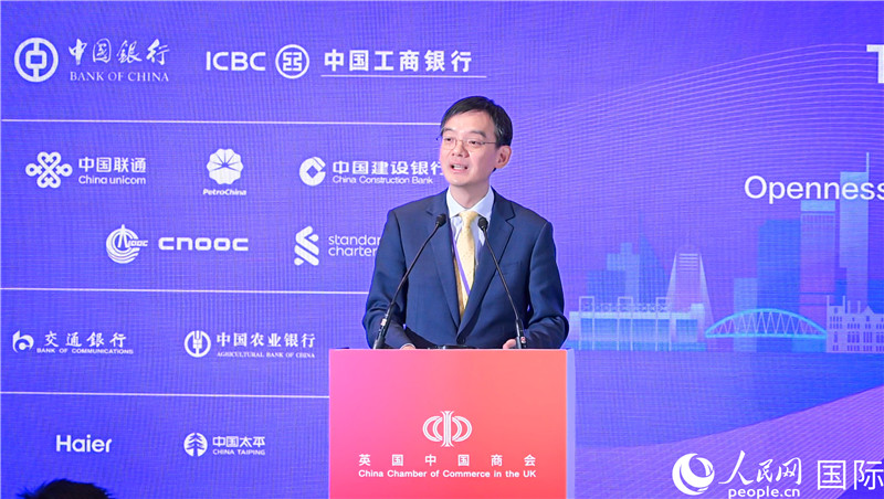 英國(guó)中國(guó)商會(huì)會(huì)長(zhǎng)、中國(guó)銀行倫敦分行行長(zhǎng)方文建 致歡迎辭。人民網(wǎng) 郭錦標(biāo)攝