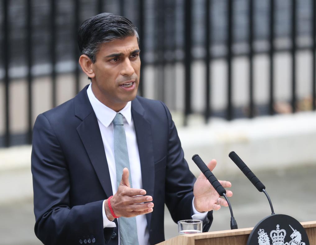 2022年10月25日，里?！ぬK納克在英國倫敦唐寧街10號首相府前發(fā)表講話。新華社記者李穎攝