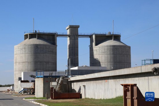 這是11月28日在突尼斯蘇塞市拍攝的中企承接建造的哈姆敦污水處理站一角。位于北非的突尼斯連續(xù)數(shù)年遭遇干旱，居民生活和農(nóng)業(yè)生產(chǎn)受到嚴(yán)重影響。突尼斯媒體近日?qǐng)?bào)道了中企承接的突尼斯南部蘇塞市污水處理廠項(xiàng)目，稱贊它不僅為當(dāng)?shù)剞r(nóng)民提供了穩(wěn)定的灌溉水源，還減少了環(huán)境污染。新華社記者 黃靈 攝