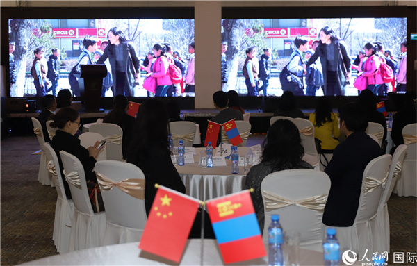 12月1日，活動現(xiàn)場播放防治結核病宣傳短片。人民網(wǎng)記者 霍文攝