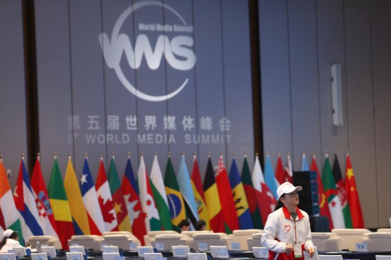   2023年12月2日，一名志愿者在廣州南沙灣濱海會議中心布置會場。（新華社記者李明攝）