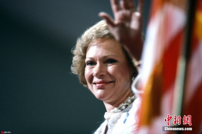 當(dāng)?shù)貢r間11月19日，卡特中心宣布，美國前第一夫人羅莎琳·卡特于當(dāng)天去世，享年96歲。根據(jù)卡特中心發(fā)布的聲明，在家人的陪伴下，羅莎琳·卡特在佐治亞州普萊恩斯的家中平靜地去世?？ㄌ刂行?7日宣布，羅莎琳·卡特開始接受臨終關(guān)懷。圖為羅莎琳·卡特資料圖。圖/ICphoto