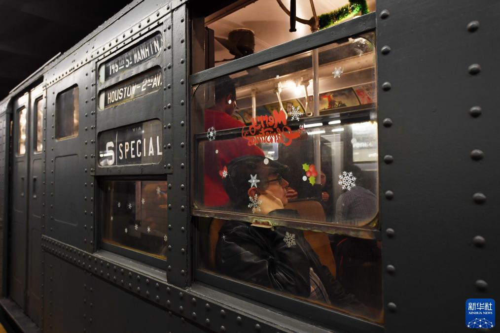 12月2日，在美國紐約，人們乘坐“懷舊地鐵”專列。新華社記者 李睿 攝