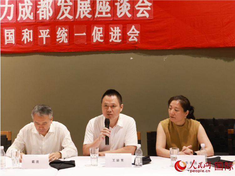 中國駐里約總領館副總領事王尉育（中）在座談會中致辭。人民網記者 陳海琪攝