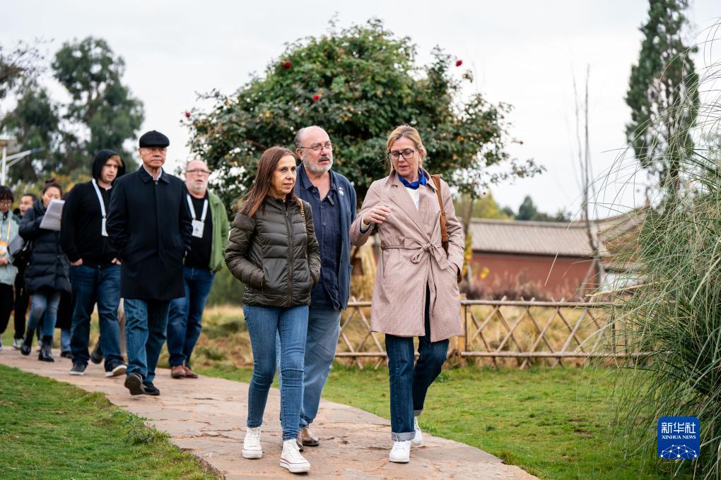 12月6日，世界媒體峰會參會代表在昆明市晉寧區(qū)小漁村參觀。新華社記者 胡超 攝