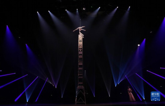 12月8日，演員在法國巴黎舉行的中國雜技“奇妙之夜”演出上表演《高椅》。新華社記者 高靜 攝