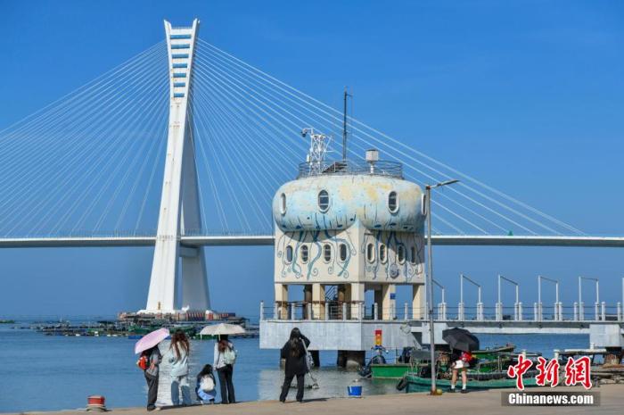 圖為游客在文昌鋪前漁港游玩。<a target='_blank' href='/' _fcksavedurl='/' ><p  align=