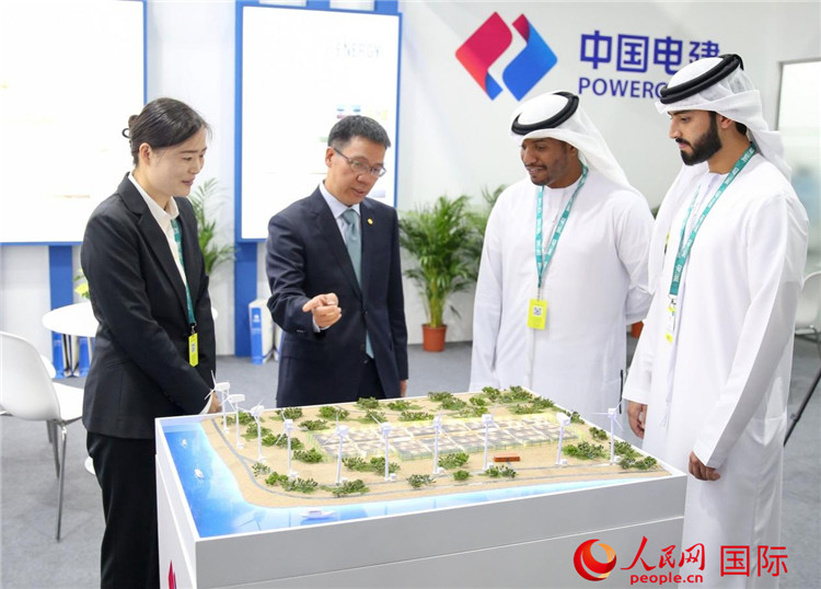 訪客在中國(guó)電建展臺(tái)參觀風(fēng)電項(xiàng)目沙盤(pán)。人民網(wǎng) 塔里克·易卜拉欣攝