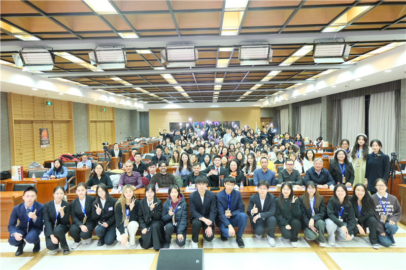 第八屆全國高校西班牙語配音大賽決賽現(xiàn)場合影。主辦方供圖