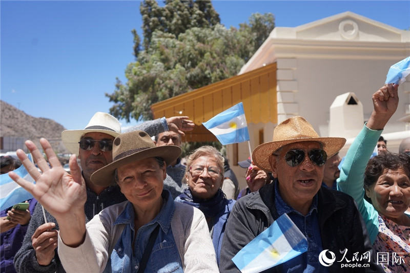 圖為當?shù)孛癖娮园l(fā)舉行慶?；顒印Ｈ嗣窬W(wǎng)記者 許放攝