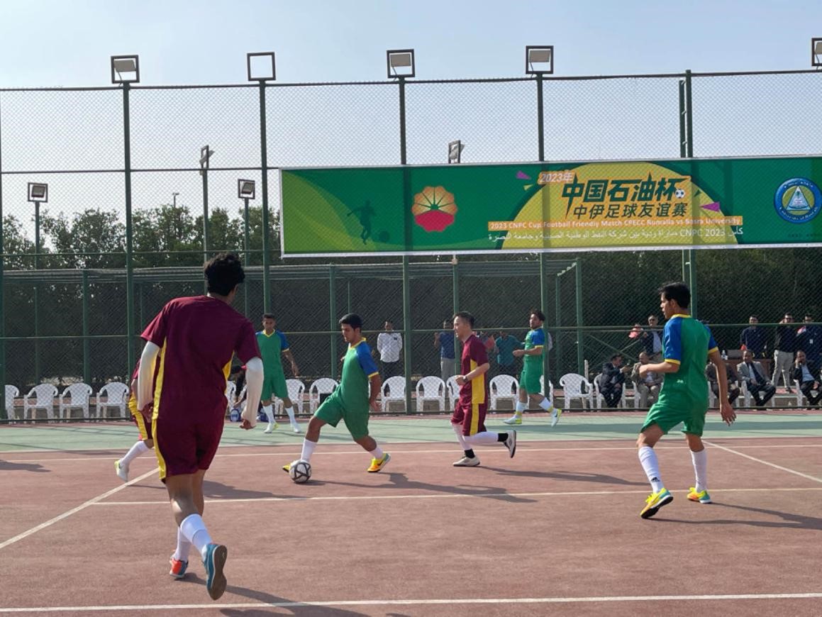 12月14日，中國(guó)石油（伊拉克）魯邁拉片區(qū)舉辦公共開放日和足球友誼賽。中國(guó)石油工程建設(shè)有限公司魯邁拉項(xiàng)目代表隊(duì)與巴士拉大學(xué)代表隊(duì)進(jìn)行了比賽，巴士拉大學(xué)代表隊(duì)獲勝。文學(xué)軍攝