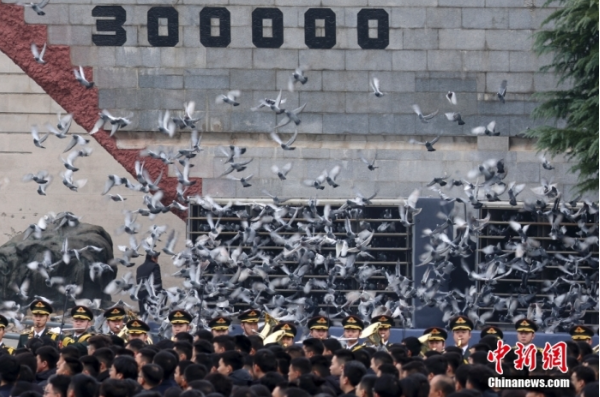 12月13日是第十個南京大屠殺死難者國家公祭日。當(dāng)天上午，南京大屠殺死難者國家公祭儀式在侵華日軍南京大屠殺遇難同胞紀(jì)念館舉行。圖為國家公祭儀式現(xiàn)場。中新社記者 泱波 攝