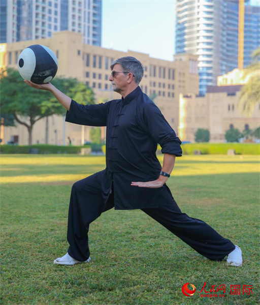 羅伯特在練習(xí)太極球。人民網(wǎng) 塔里克·易卜拉欣攝