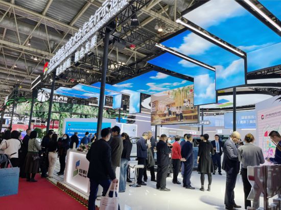 圖為12月1日拍攝的首屆中國(guó)國(guó)際供應(yīng)鏈促進(jìn)博覽會(huì)現(xiàn)場(chǎng)(欒雨石 攝)