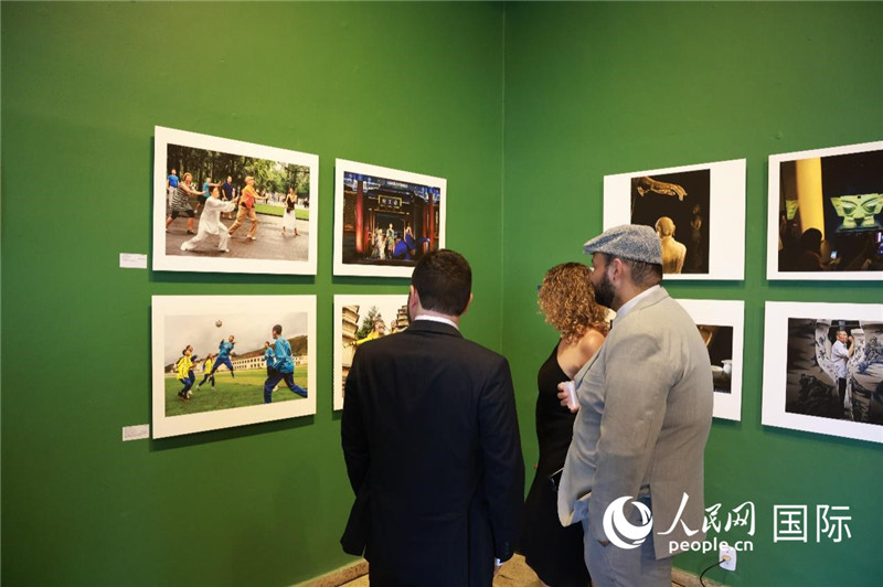 巴西民眾在攝影展作品前駐足欣賞。 人民網(wǎng)記者 陳海琪攝