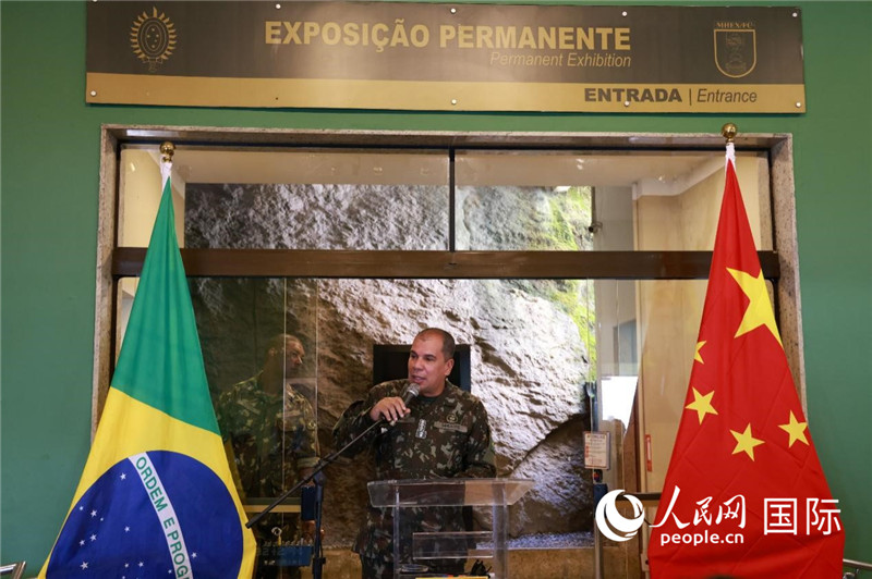 科帕卡瓦納要塞司令亞歷山大·羅伯托在攝影展開(kāi)幕式上致辭。 人民網(wǎng)記者 陳海琪攝