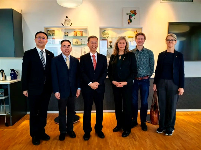 中國駐瑞典大使崔愛民（左三）會見瑞典農(nóng)業(yè)大學校長薇迪（左四）。中國駐瑞典大使館供圖。