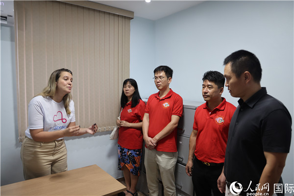 王尉育等人參觀并了解協(xié)會活動場所及設(shè)施。人民網(wǎng)記者 時元皓攝