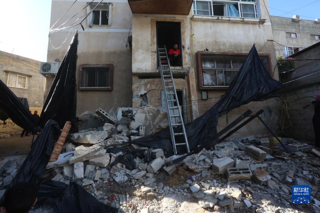 12月17日，在約旦河西岸城市圖勒凱爾姆附近的一處難民營，人們查看在沖突中損毀的房屋。新華社發(fā)（尼達(dá)爾·艾仕塔耶?dāng)z）