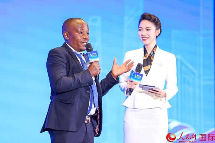 來自烏干達坎帕拉—恩德培機場高速公路項目的赫爾曼（左）被評為中國交建共建“一帶一路”最美外籍建設者之一。人民網(wǎng)記者 趙益普攝