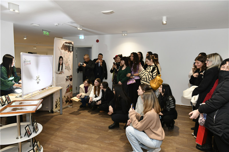 圖為觀眾欣賞帶有“你好中國”標識的皮影展示。 布加勒斯特中國文化中心供圖。