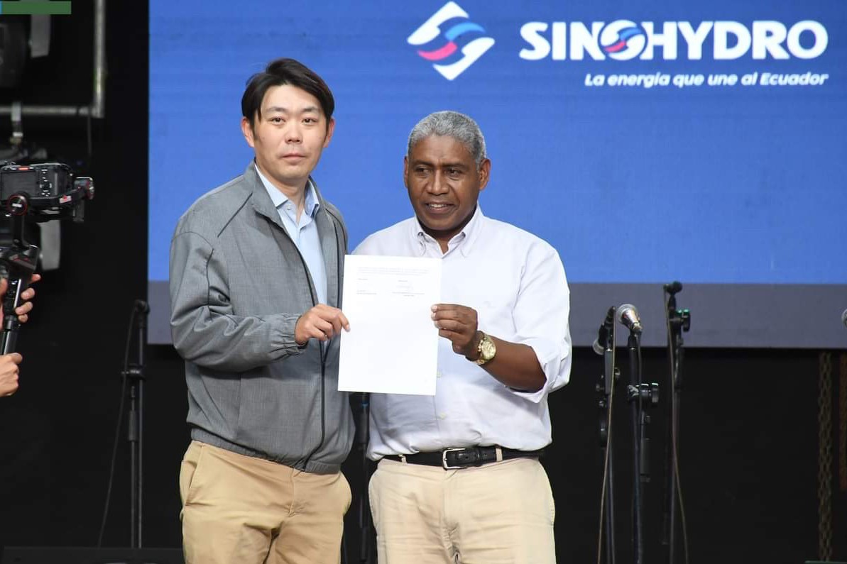 中國電建厄瓜多爾國別代表白納（左）代表中國電建向厄瓜多爾埃爾查科市康復中心捐贈了一批康復器材，埃爾查科市市長奧斯卡·德拉克魯斯·卡瓦蒂霍（右）對中國企業(yè)的善舉表示感謝。中國電建厄瓜多爾代表處供圖