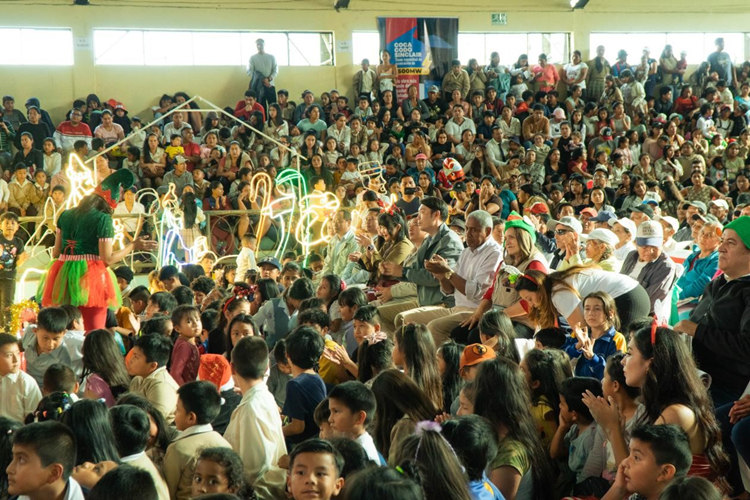 捐贈儀式在埃爾查科市中心的體育館舉行。中國電建厄瓜多爾代表處提供圖
