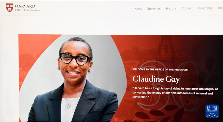 美國媒體1月2日報道，哈佛大學(xué)校長蓋伊宣布辭職。這是1月2日拍攝的有蓋伊照片的哈佛大學(xué)官網(wǎng)校長辦公室頁面。新華社記者李睿 攝