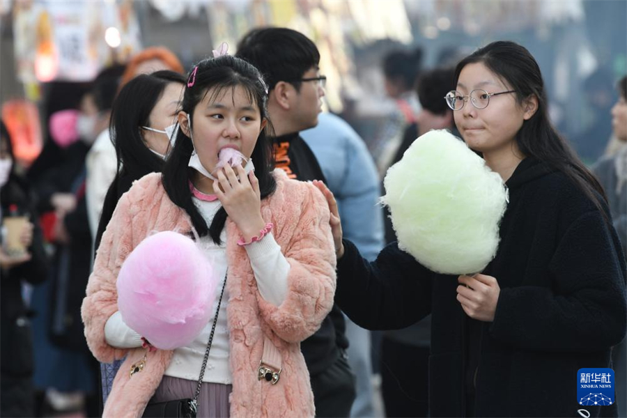 1月5日，在日本名古屋市第18屆“名古屋中國春節(jié)祭”上，游客品嘗棉花糖。新華社記者 岳晨星 攝