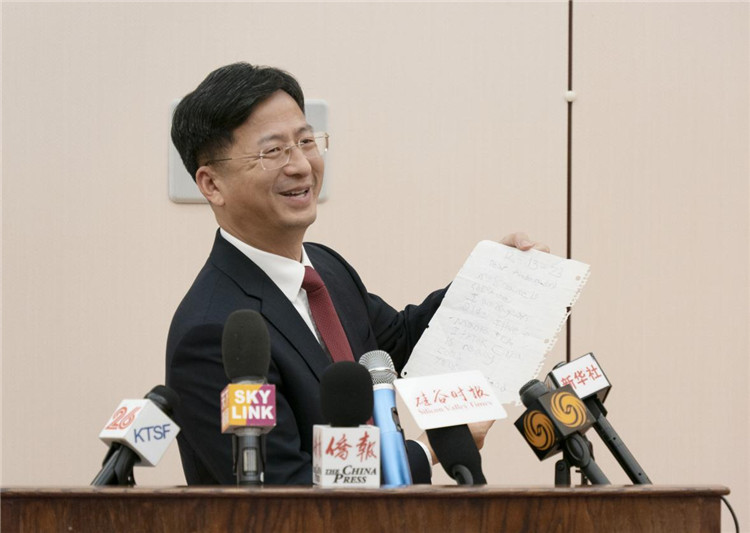 張建敏總領(lǐng)事向媒體展示領(lǐng)區(qū)小學(xué)生來信。中國駐舊金山總領(lǐng)館供圖