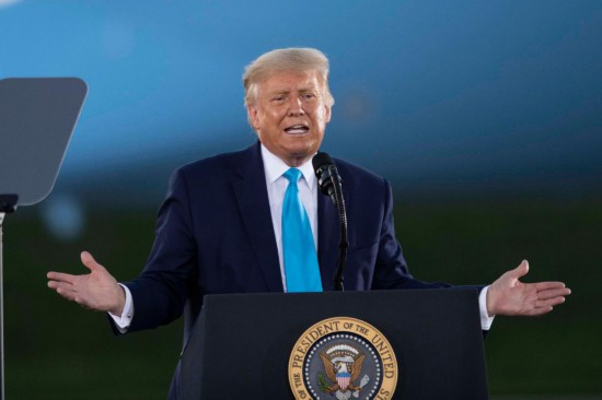 這是2020年9月3日時(shí)任美國(guó)總統(tǒng)特朗普在美國(guó)賓夕法尼亞州拉特羅布參加競(jìng)選集會(huì)的資料照片。新華社記者劉杰攝